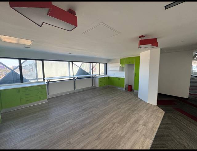 753M² SHOWROOM TO LET IN KRAMERVILLE
